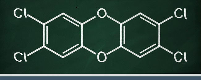 Die Strukturformel von Dioxin mit Kreide auf eine Tafel gezeichnet
