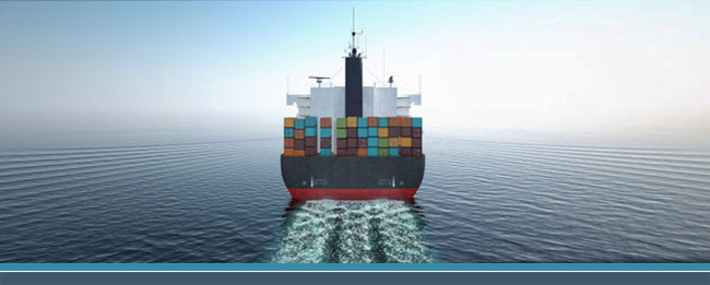 Ein Containerschiff fährt mit seiner Ladung über das Meer