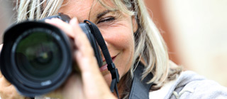 Eine Fotografin schießt ein Foto