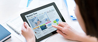 Eine Person liest Artikel auf einem Tablet